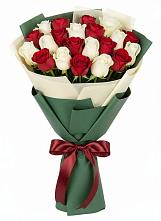Букет Микс из красных и белых роз в Чурапче