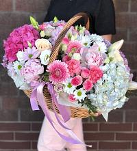 Композиция солнечный день в Чурапче Цветочная композиция из Розы, Хризантемы, Пионы и Лизиантусы в корзине в Чурапче