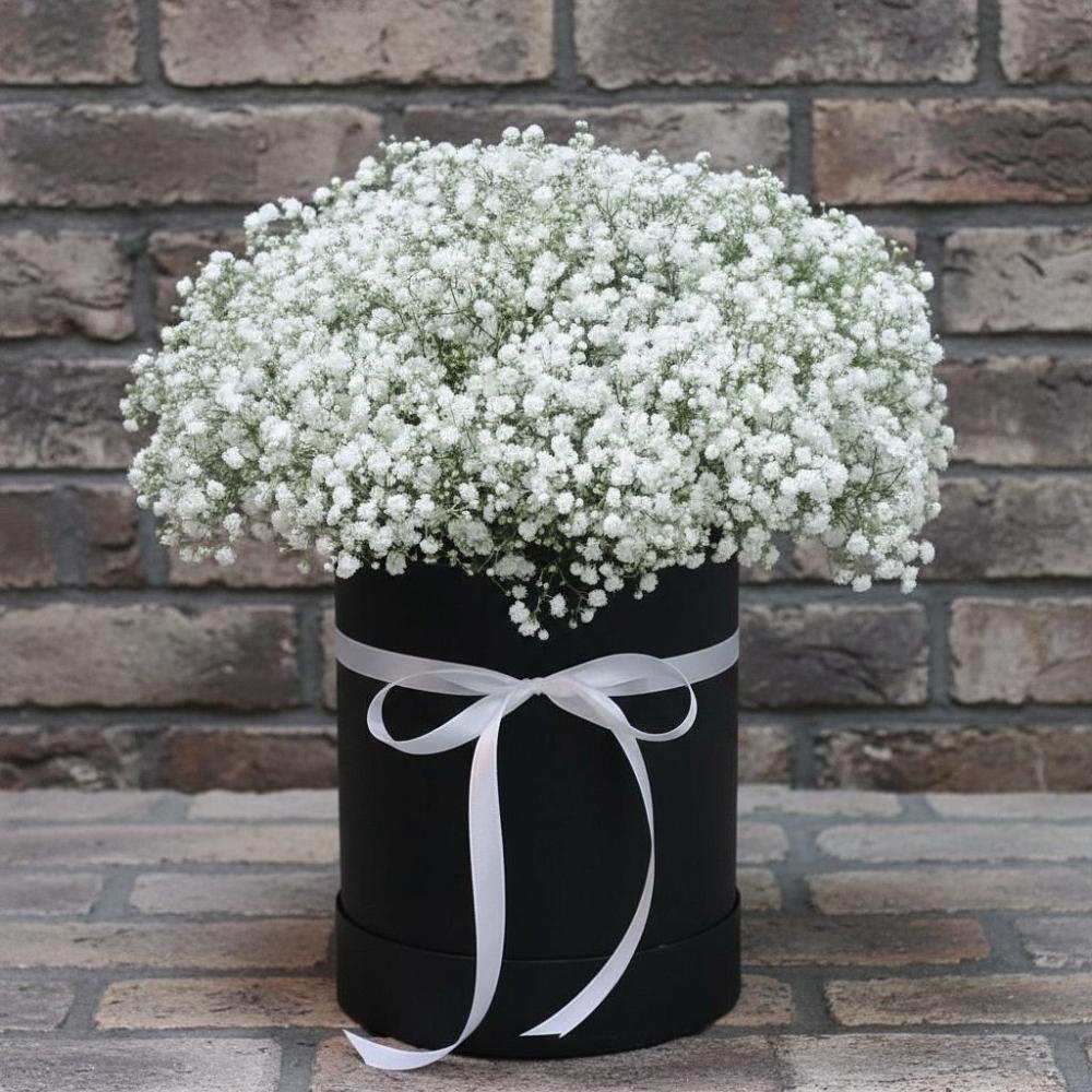 Цветочная композиция из Гипсофила в шляпной коробке в Чурапче