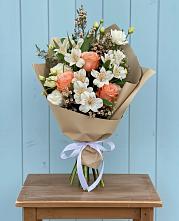 Букет цветов из:  Альстромерии, Лизиантусы, Розы и Хризантемы в Чурапче