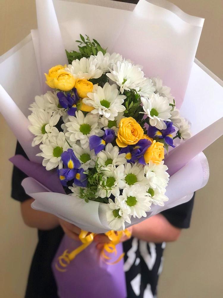 Букет цветов из: Ирисы, Хризантемы и Розы в Чурапче