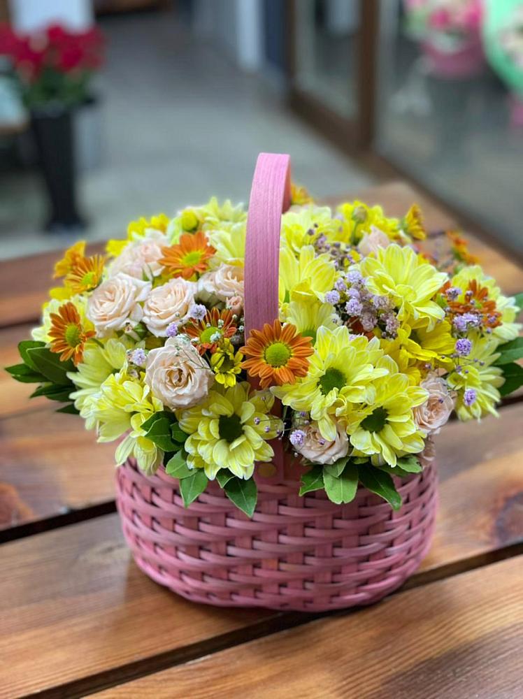 Цветочная композиция из Хризантемы и Розы в корзине в Чурапче