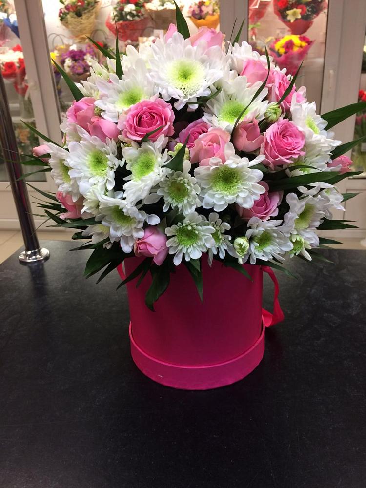 Цветочная композиция из Розы и Хризантемы в шляпной коробке в Чурапче