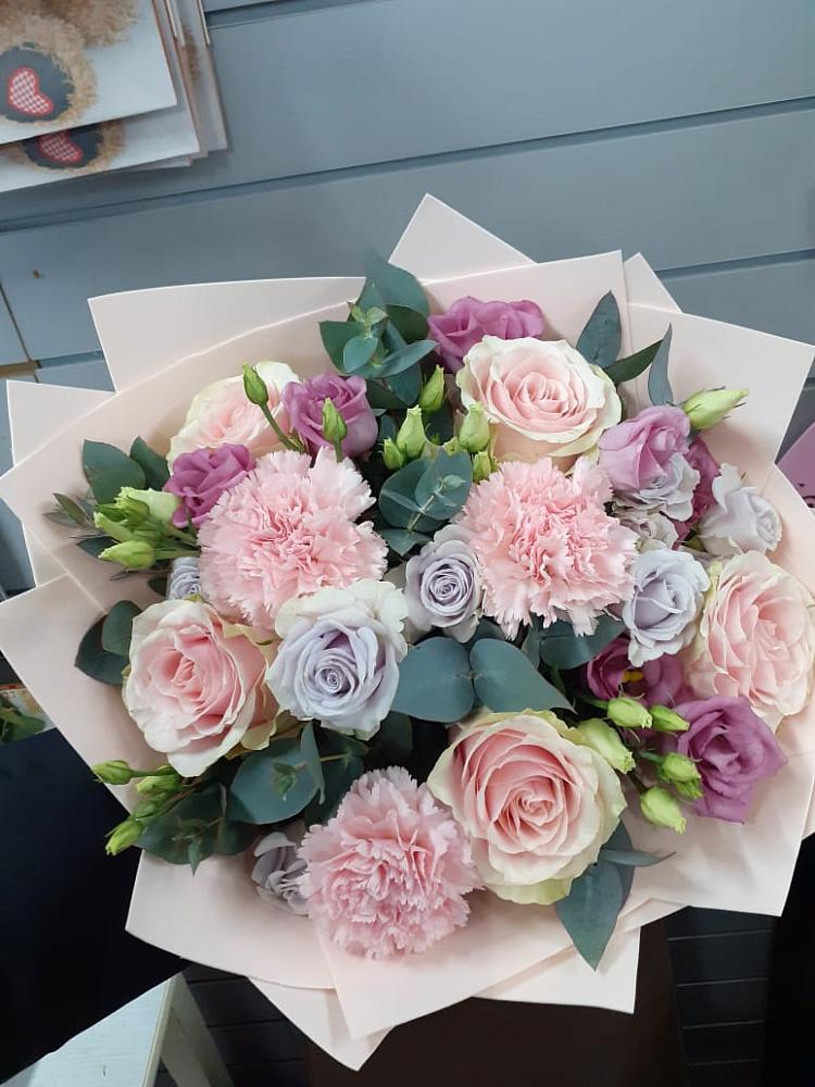 Букет цветов из: Розы, Гвоздики и Лизиантусы в Чурапче